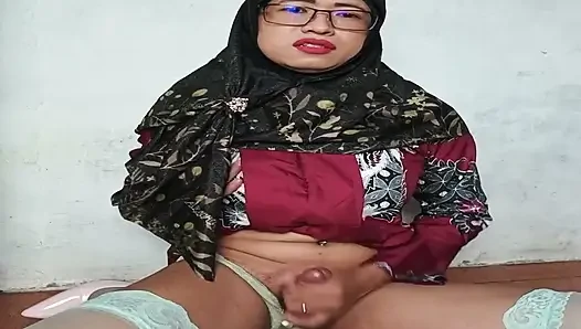 Tesettürlü tesettürlü kadın çılgınca ateşli göt deliğini dildoyla sikiyor