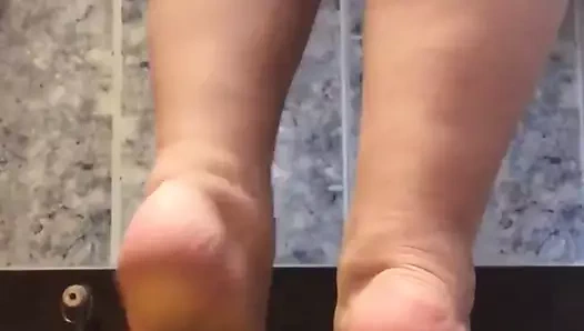 Neon sarı sandaletlerde yumyum