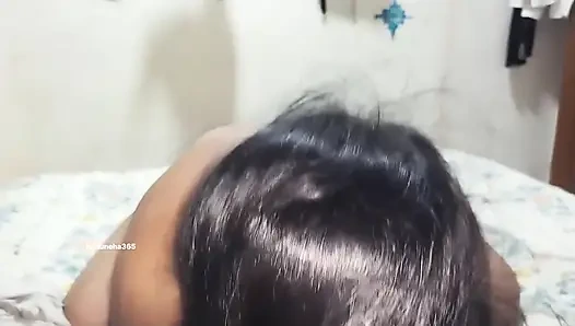 Hintli kız arkadaş evde ateşli erkek arkadaşını sikiyor