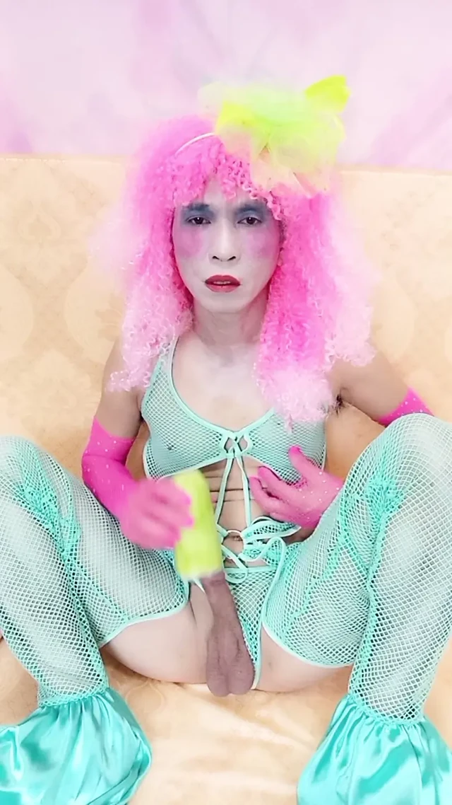 Oanh Le transgender seksi sentetik porno giyiyor