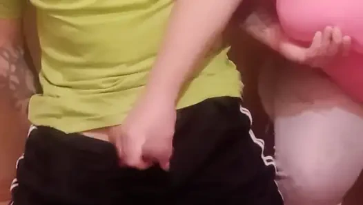 Bir kadın yarağımı sıvazlıyor yakın çekim