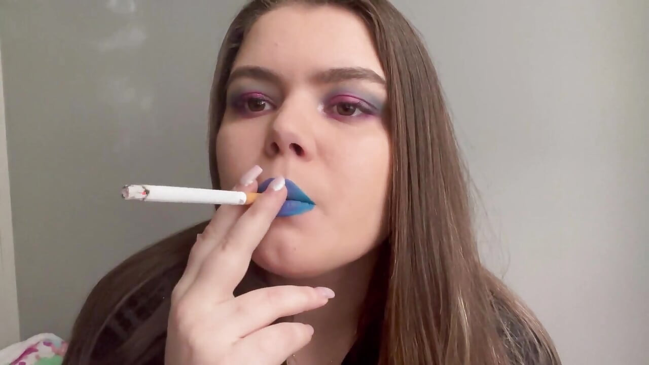 Mavi rujlu seksi sigara içen