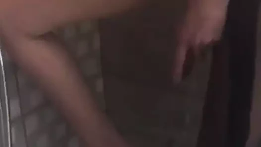 Violet si masturba sotto la doccia e grida come una matta!