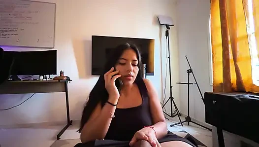 Azgın Dolandırıcı Penisim Konusunda Bana Yardım Ediyor