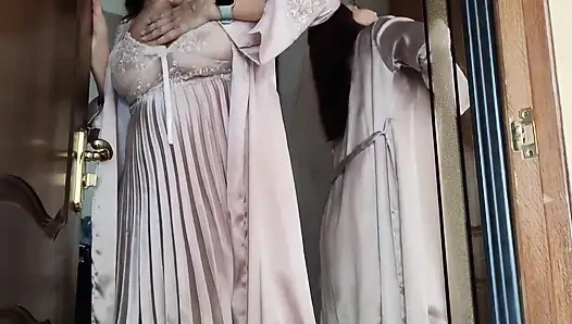 İki üvey annem - biri aynada - beni gerçek seks bebeklerini sikerken yakaladı