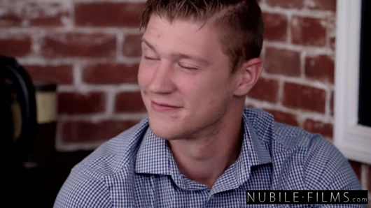 Smokeshow Barista Eliza Ibarra Adamın Elinden Numarasını Kaydırıyor