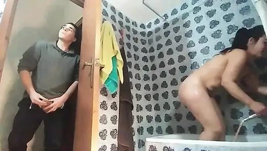 Büyük götlü üvey kız kardeş banyoda sikiliyor