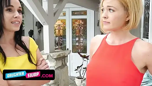 Azgın gençler Chloe Couture ve Zoey Laine'in tam tatmine nasıl ulaşacaklarını göstermek için üvey annelere ihtiyacı var
