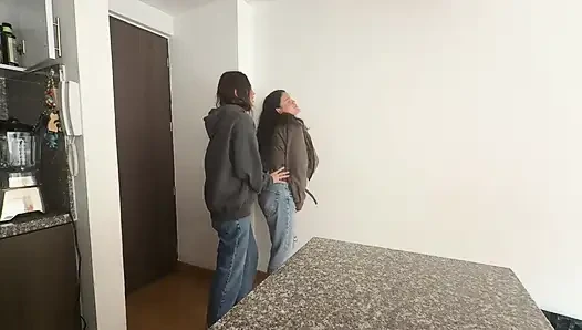 İşe gitmeden önce bir lezbiyen beni yönetiyor
