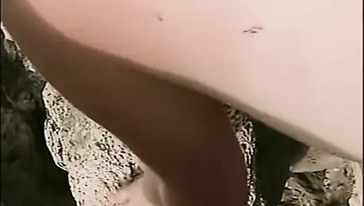 Azgın kızıl saçlı bebek vahşi plajda amcığını parmaklıyor