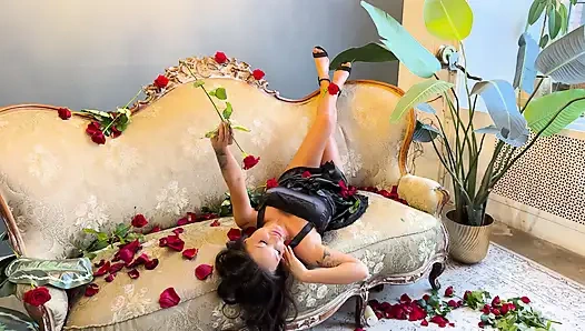 Güllü kanepede siyah elbiseli güzel Monika Fox