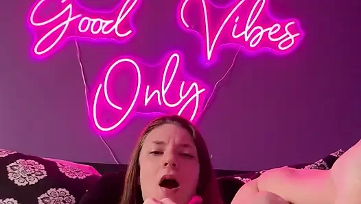 Ayak parmaklarını emiyor ve oyuncakla oynuyor