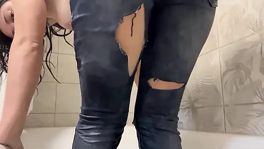 Jouer avec un jean mouillé sous la douche