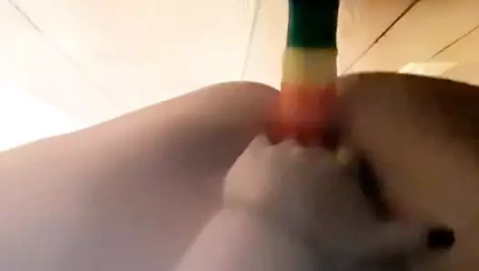 Yalnız dildo mastürbasyonu