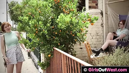 Girlsoutwest - kıllı lezbiyen kızlar açık havada sikişiyor