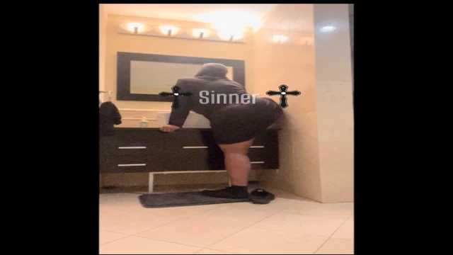 Yaramaz bir rahibenin günahları için affedilmeye ihtiyacı var!