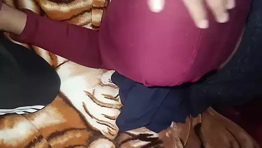 işten eve gelen genç bir kızla içine girdi