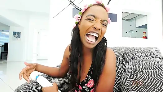 Daya Knight çılgınca zonklayan klitorisini sallanan Hitachi Asasına sürtüyor, inliyor ve ham ecstasy içinde çığlık atıyor