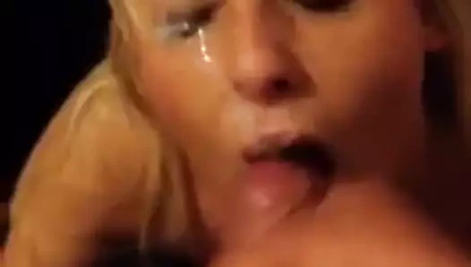 Kinky uygun kaslı bi delikanlı sahip onu kedi