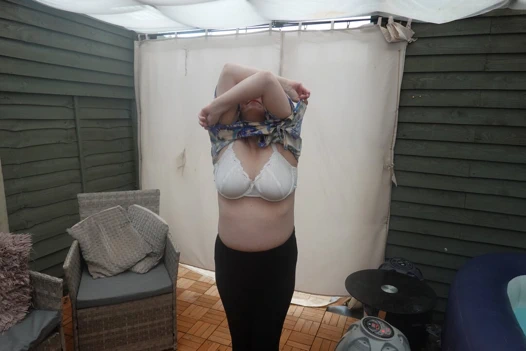 Evli kadın taytla soyunuyor