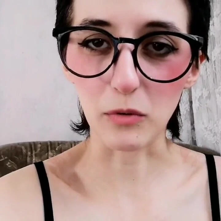 Üvey kız kardeş sikişen üvey erkek kardeşine işkence ediyor