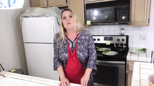 Randevudan önce üvey oğlunu mutfakta sağıyor