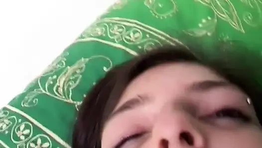 Genç İtalyan sahte yarakla oynuyor ve zevk alıyor