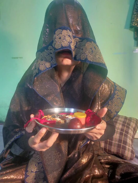 Rakshabandhan'ın üvey kız kardeşi götten sikiliyor