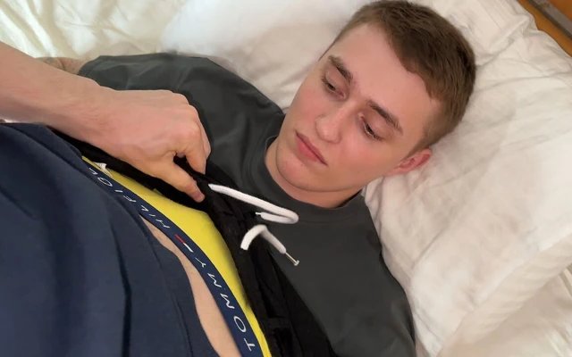 Evgeny'nin büyük yarağı Alex'in sıkı götünü yırtıyor!