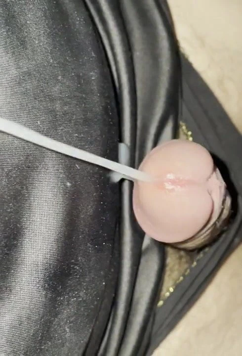 Шлюховатый кроссдрессер кончает без рук на платье из ПВХ