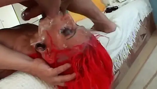 Renkli saçlı sürtük sert yarağı gırtlağına kadar alıyor