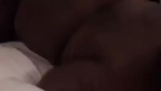 Siyah iri güzel kadının götünü sikiyor