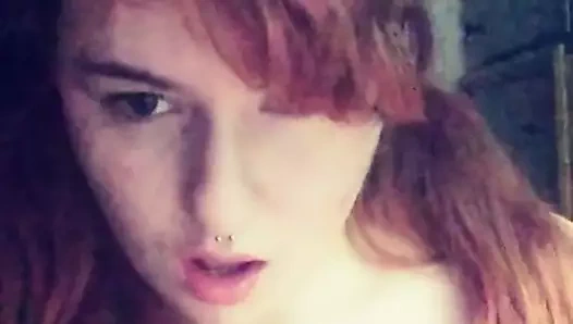 Kızıl saçlı tek başına meme sikişi