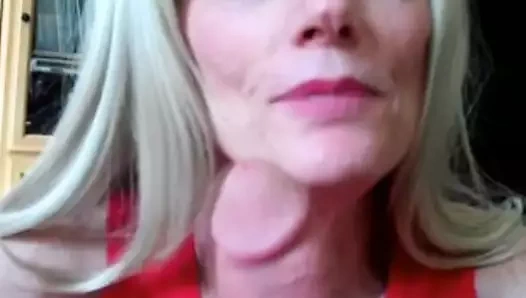 Evde işleri daha iyi yapmak için çalışıyor