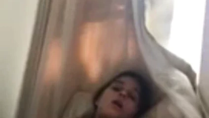 Sıcak sarışın içinde sutyen masturbates ile pembe vibratör 02