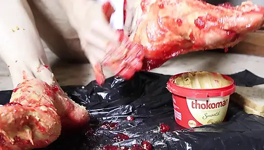 Yer fıstığı tereyağı, jöle ve ayak fetişi fantezisi