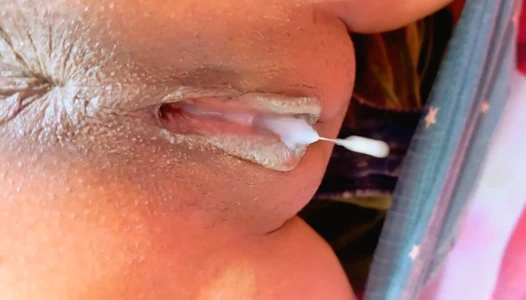 Üvey kız kardeşimle seks anlaşması: onu boşaltsam sıkı amının içine boşalmama izin veriyor