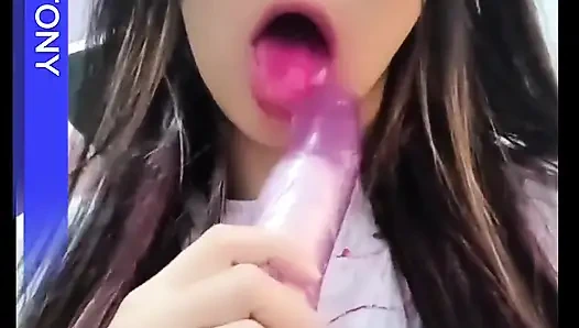 Büyük üvey kız kardeş tatilde aynı yatağı paylaşmak zorunda