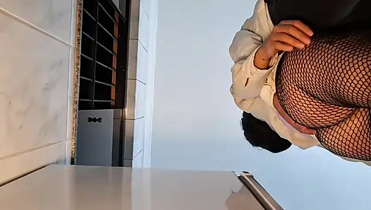 İcra kurulu başkanı ofiste tokatlandı ve götünü siktirdi.