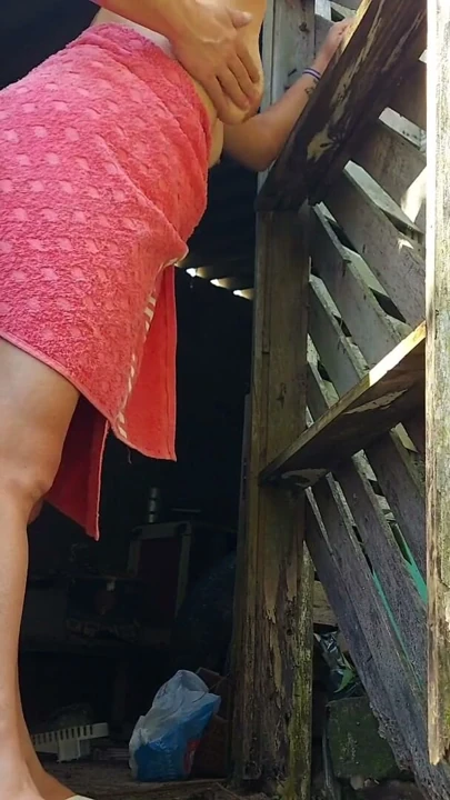 Duş çalışmıyor, evli kadın çiftlik bekçisi sadece havlu kullanarak yardım istiyor ve seksle ödüyor | Klip 2