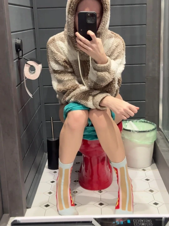 Девушка писает на поклонение в туалете, шоу