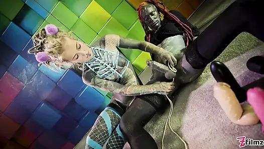 Büyük dövmeli trans Lily Lu anal yumrukla sikiliyor