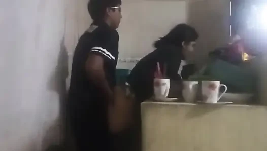 Hizmetçi mutfakta sikiliyor (karım neredeyse bizi buluyor)