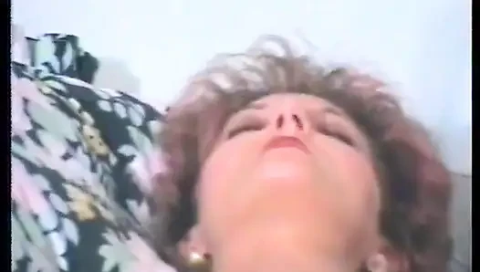 Olgun esmerin vibratör ve parmaklarıyla amını baştan çıkararak klasik videosu
