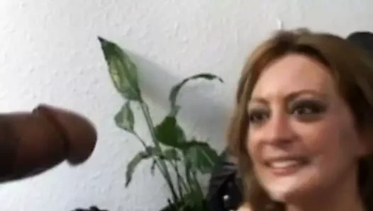 Beyaz evli kadın sert zenci yarağını deniyor