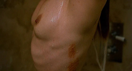 Natalie dormer çıplak göğüsler ve karanlıkta dövmeli vücut