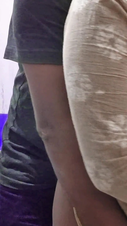 Hintli köylü desi ev hanımı oğlanla seks yapıyor