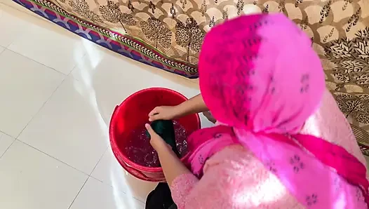 Büyük amcıklı iri güzel kadın büyük göt ve büyük memeli ateşli Mısırlı üvey anne elbise yıkıyor ve azıyor!