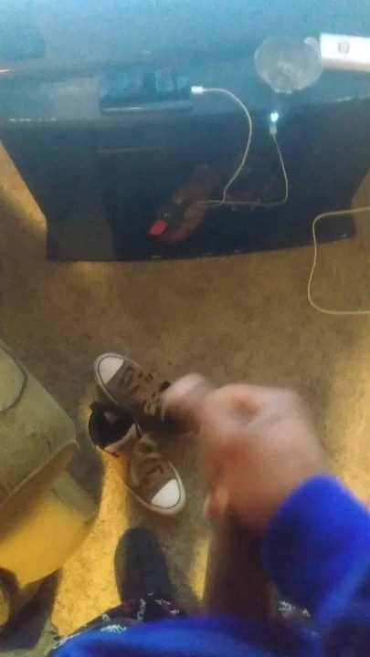 Мастурбирует