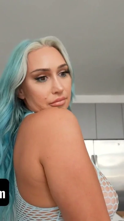 Momshoot - büyük memeli kıvrımlı milf, traş kedisini büyük sulu horoz tarafından sertçe sürülmüş alır | Klip 1